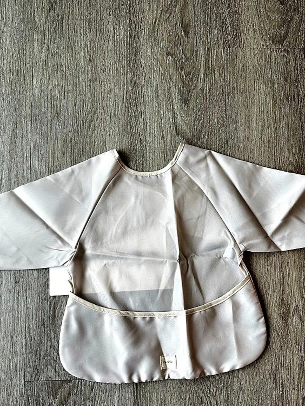 Mushie Long Sleeve Bib - Fog in White NWT